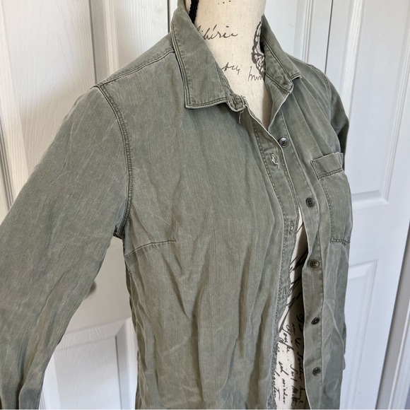 Old Navy Green Khaki Style Button Down Top - Sz Medium - Picture 2 of 3